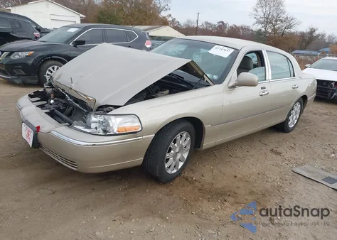 2010 Lincoln Town Car Signature Limited z USA, uszkodzony, nr VIN 2LNBL8CV6AX631548